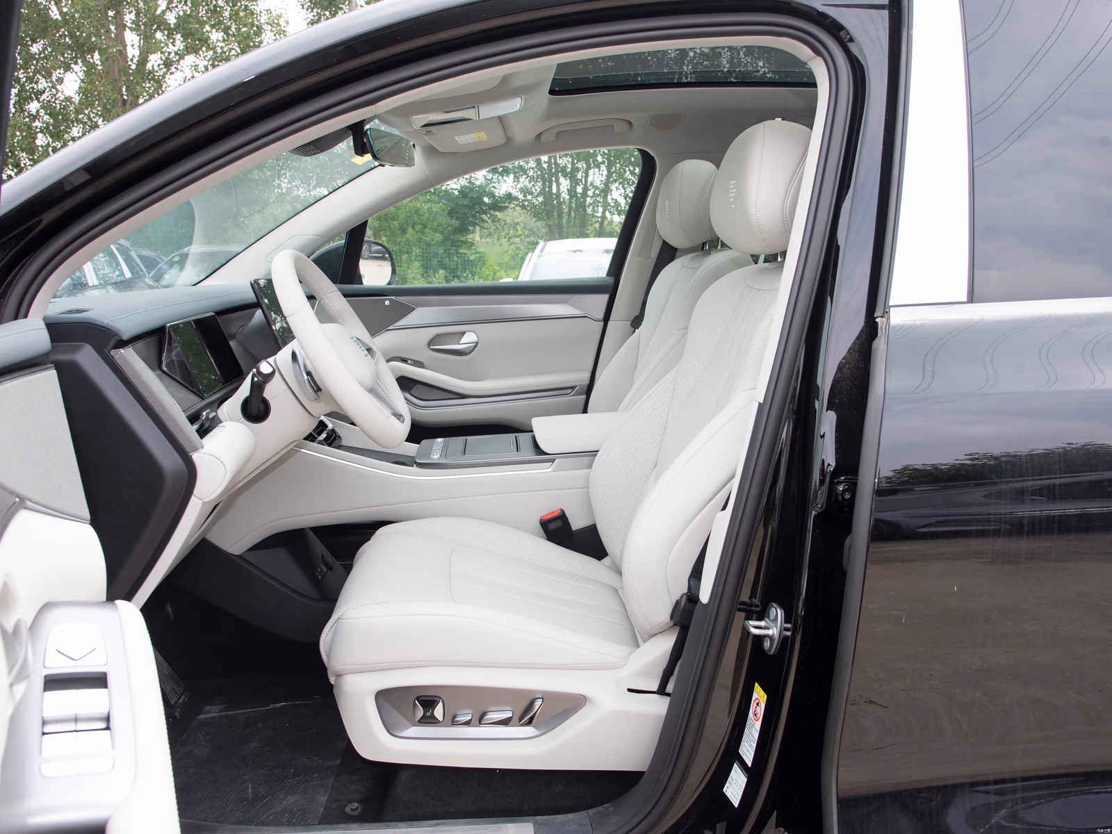 Салон BYD Tang L через открытую дверь