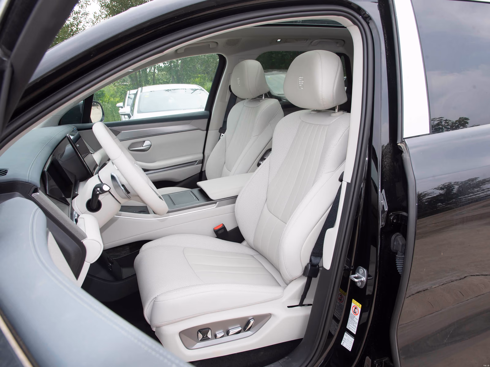 Передние кресла BYD Tang L