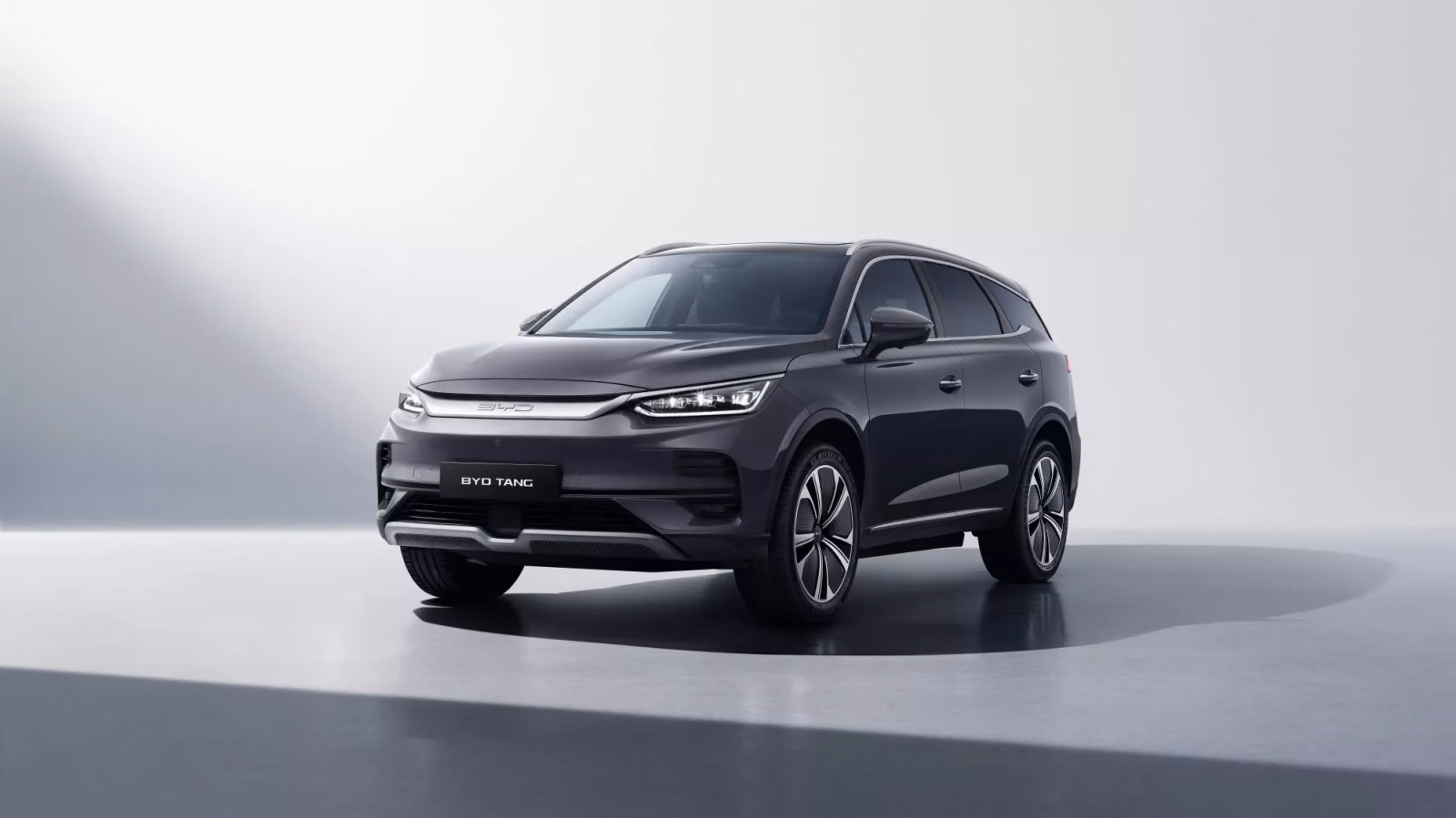BYD Tang, передний ракурс на студийном фоне