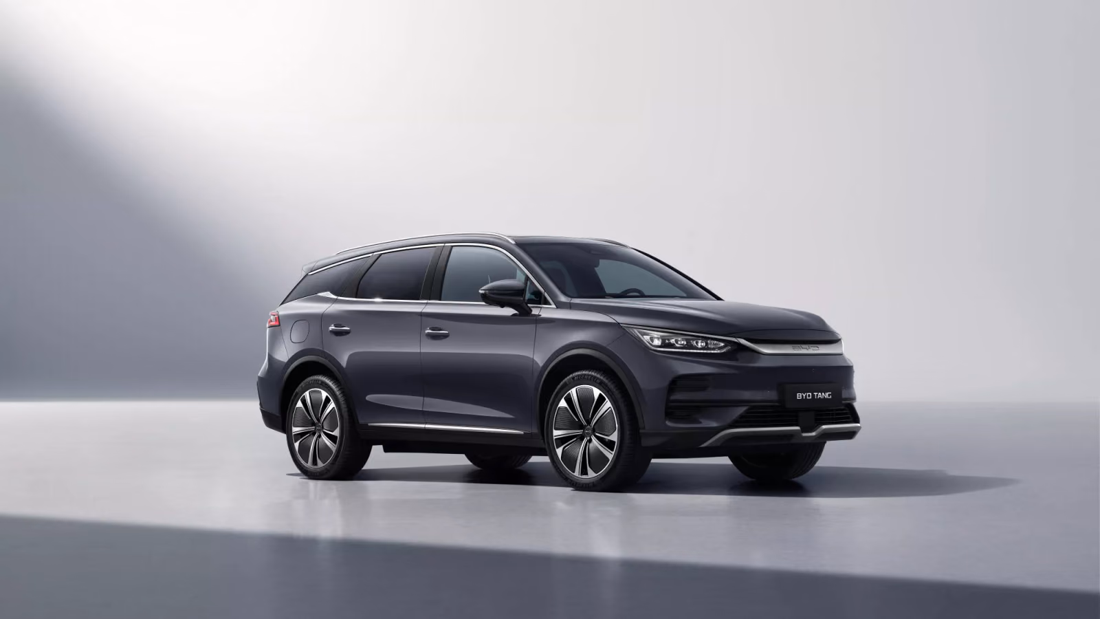 BYD Tang, передний боковой ракурс