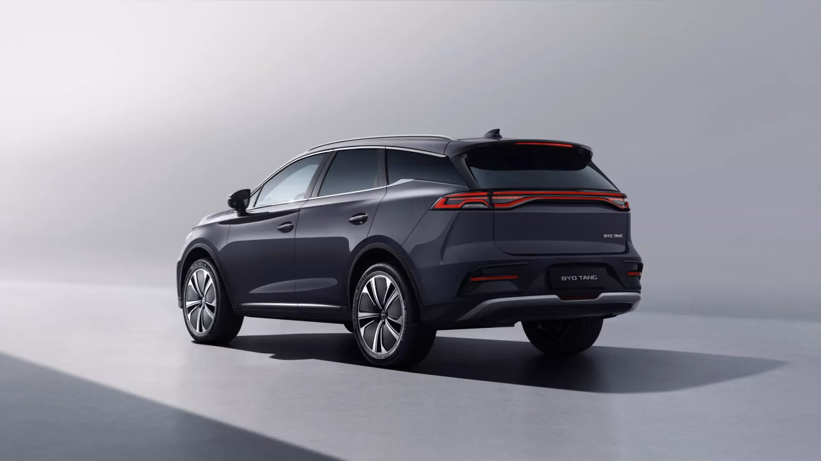 BYD Tang, задний боковой ракурс