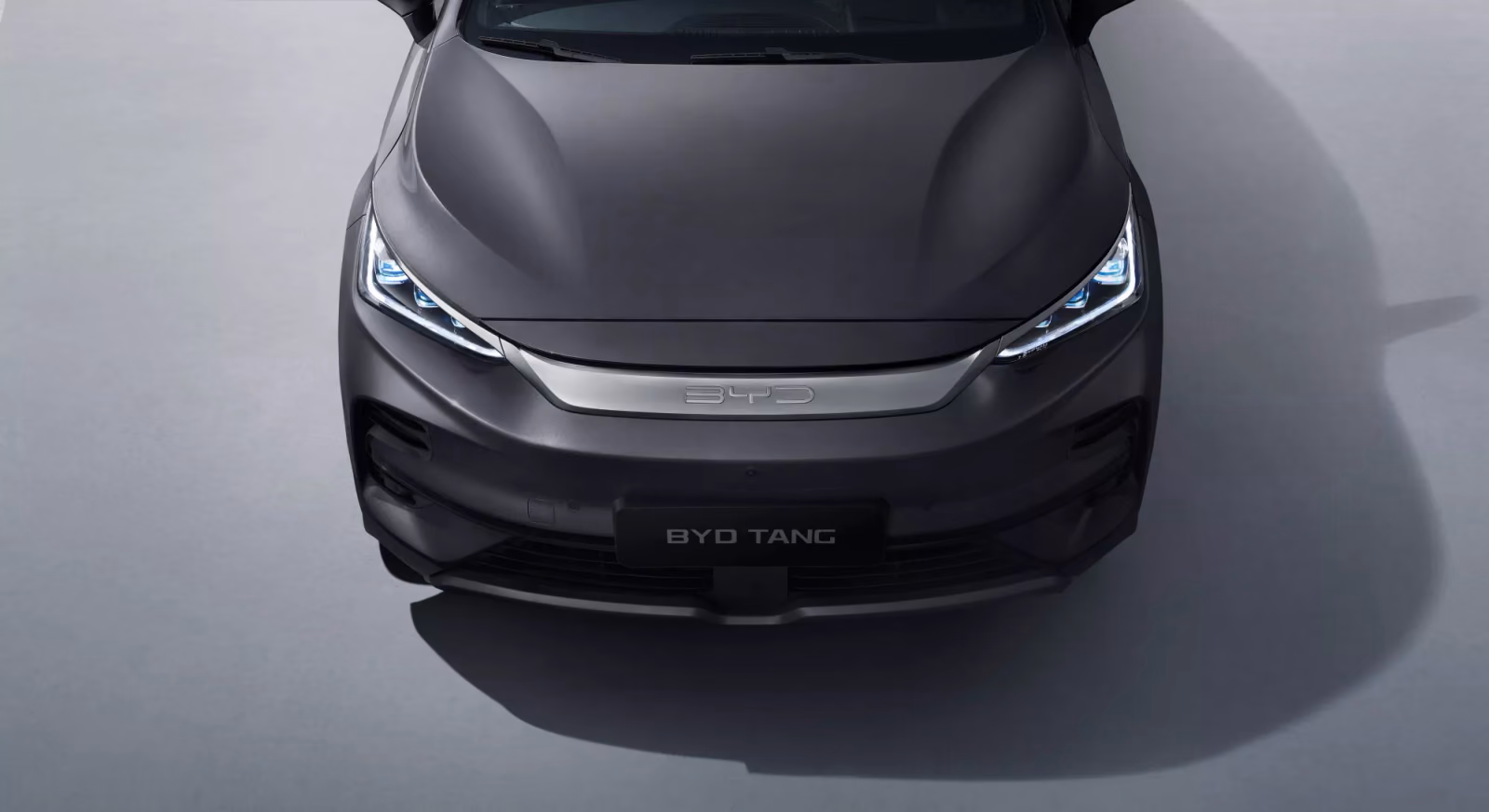 Передняя часть BYD Tang, вид сверху