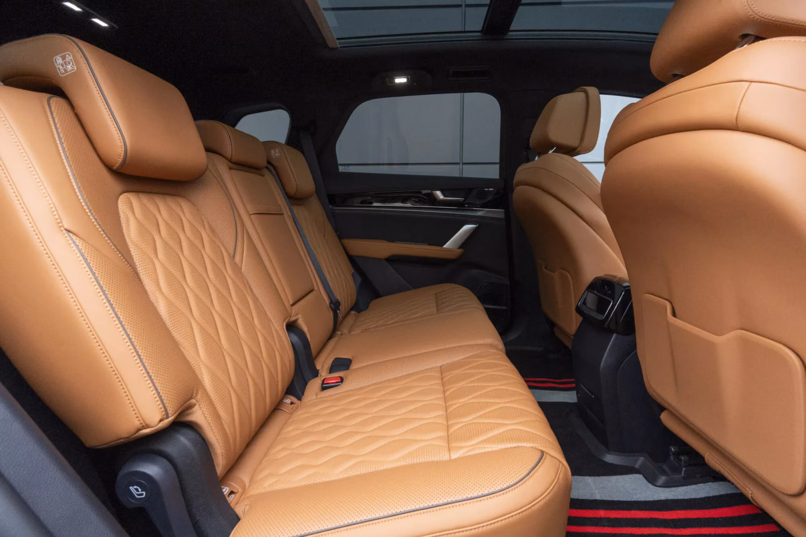Второй ряд салона BYD Tang