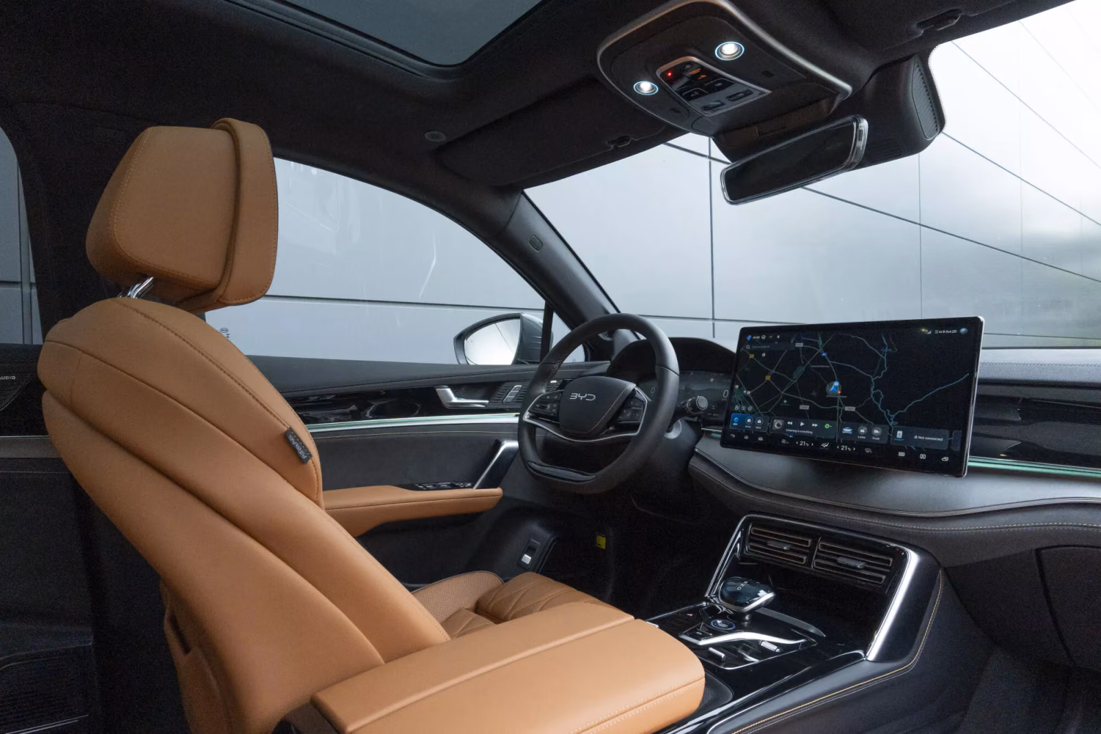 Передние кресла и панель BYD Tang