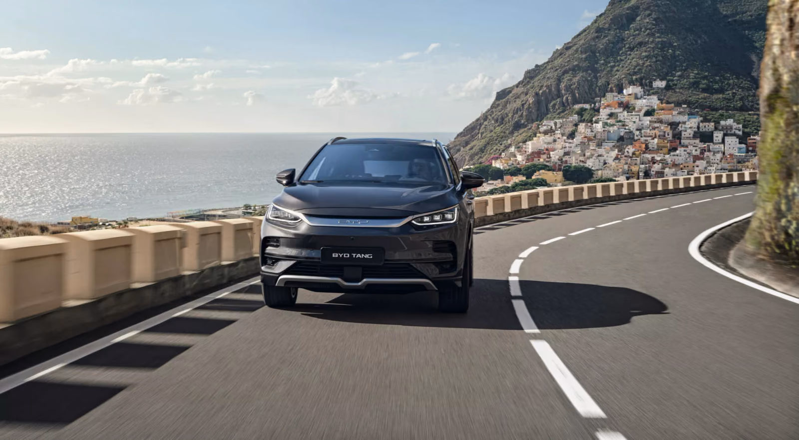 BYD Tang на прибрежной горной дороге