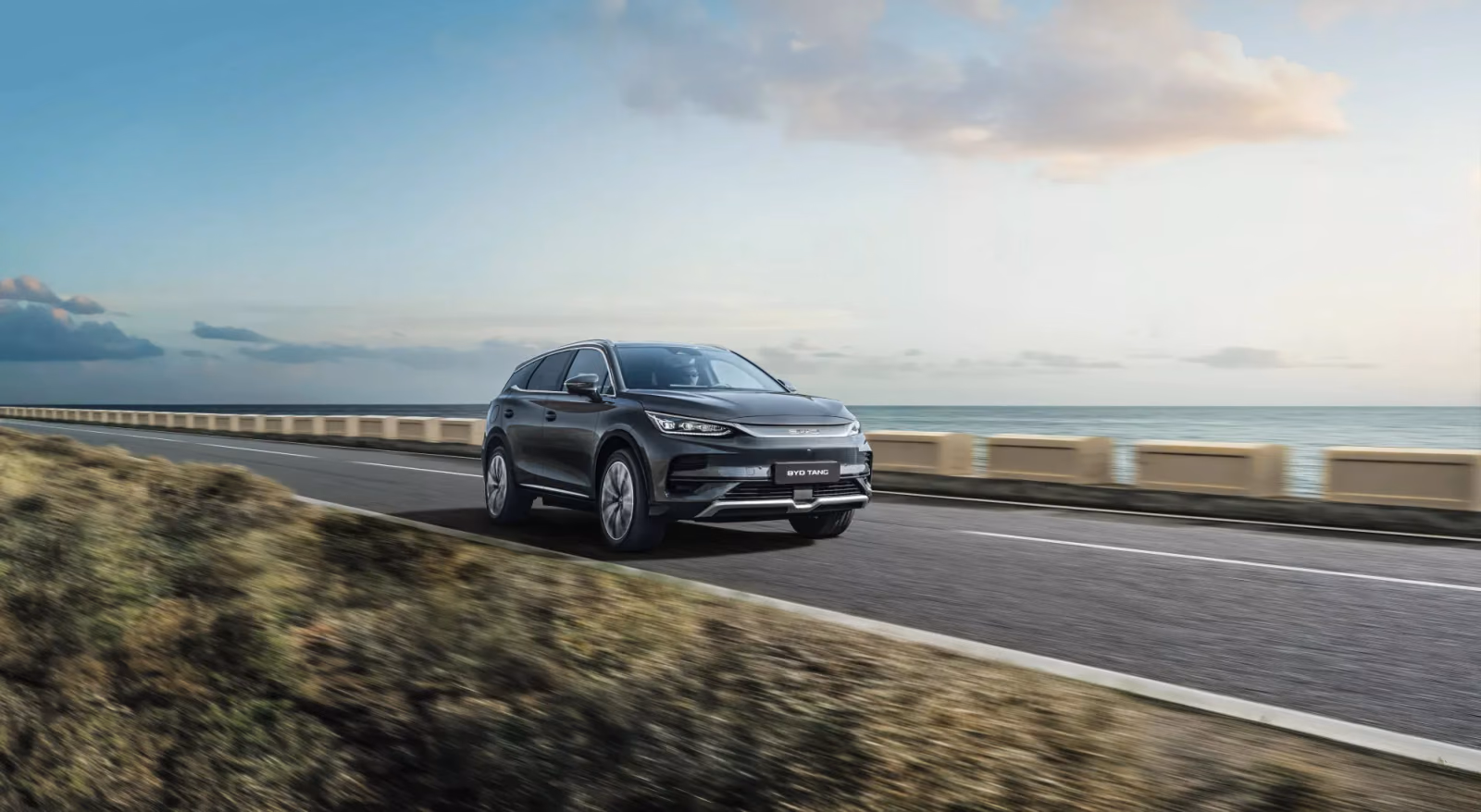 BYD Tang в движении вдоль моря