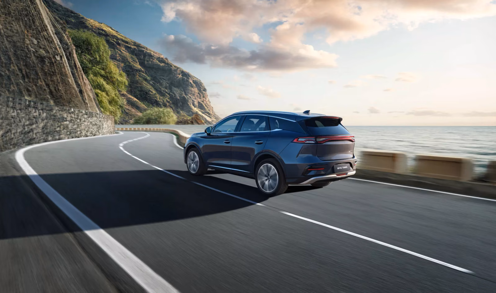 BYD Tang на извилистой прибрежной дороге