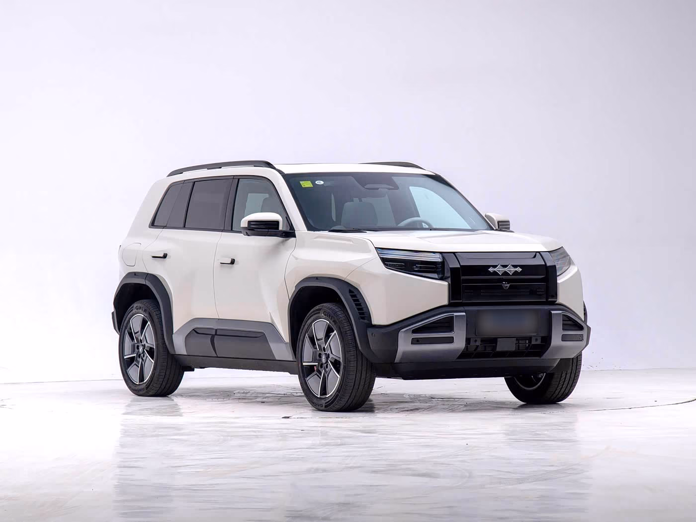 BYD Leopard 3 / Titanium 3 — вид спереди в три четверти справа