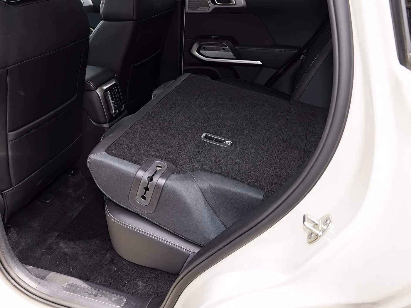 BYD Leopard 3 / Titanium 3 — сложенный второй ряд