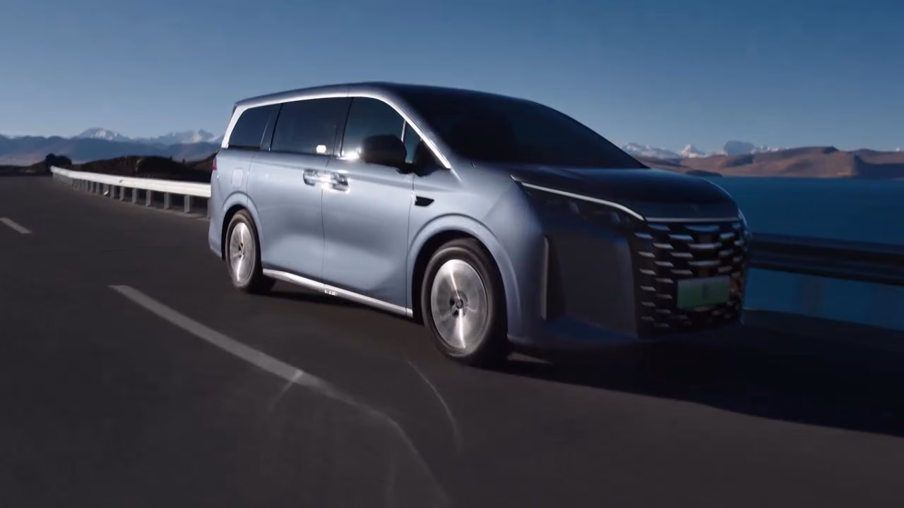 BYD Xia — в движении спереди в три четверти
