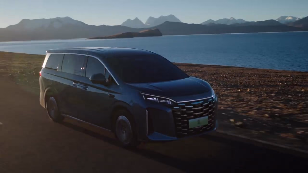 BYD Xia — в движении на фоне озера