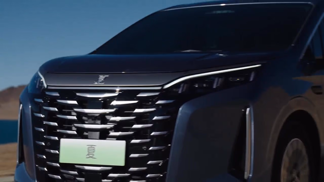 BYD Xia — передняя часть и фирменная табличка модели