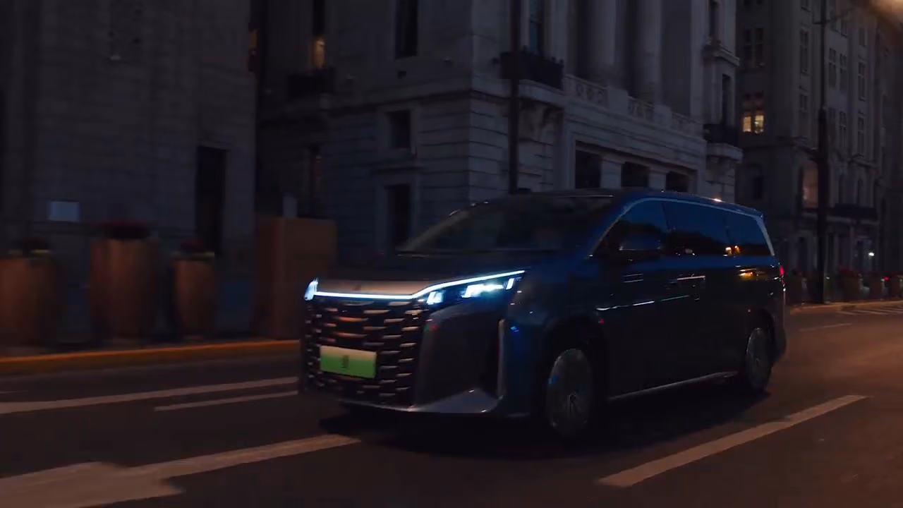 BYD Xia — в движении по ночному городу