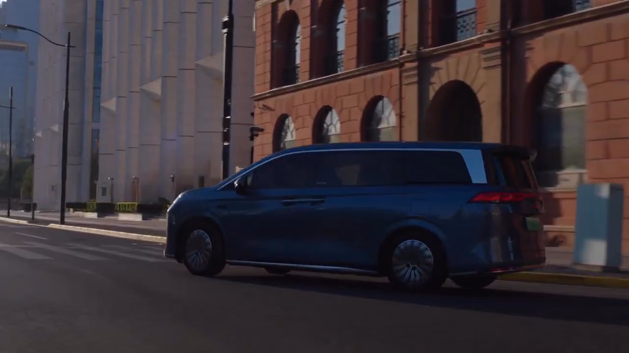 BYD Xia — профиль в городской сцене