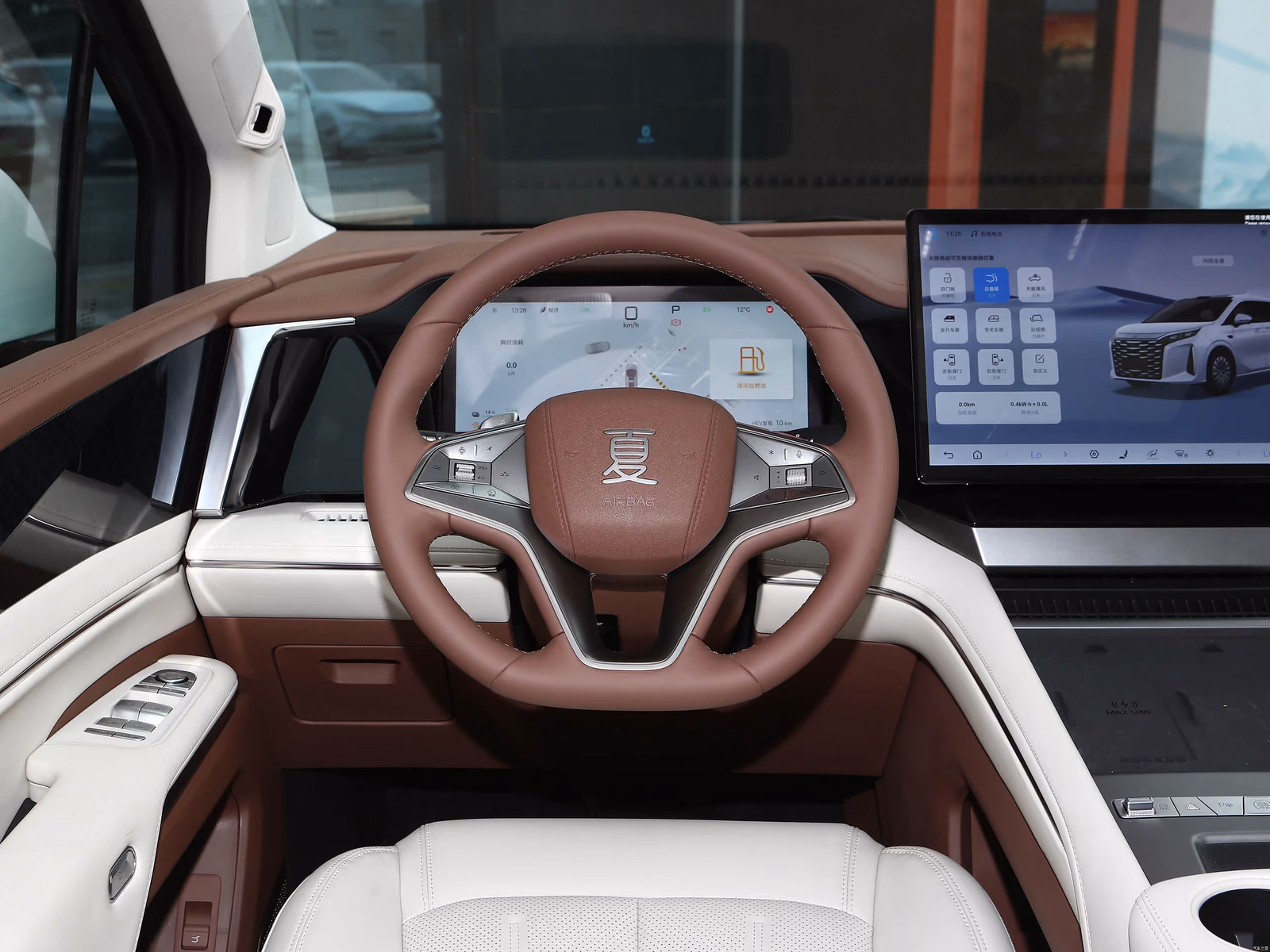 BYD Xia — место водителя и цифровые экраны