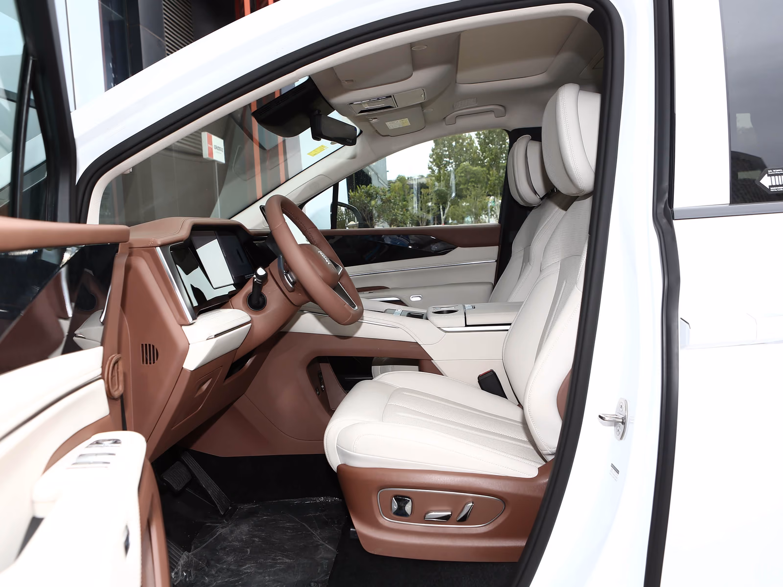 BYD Xia — передние кресла при открытой двери