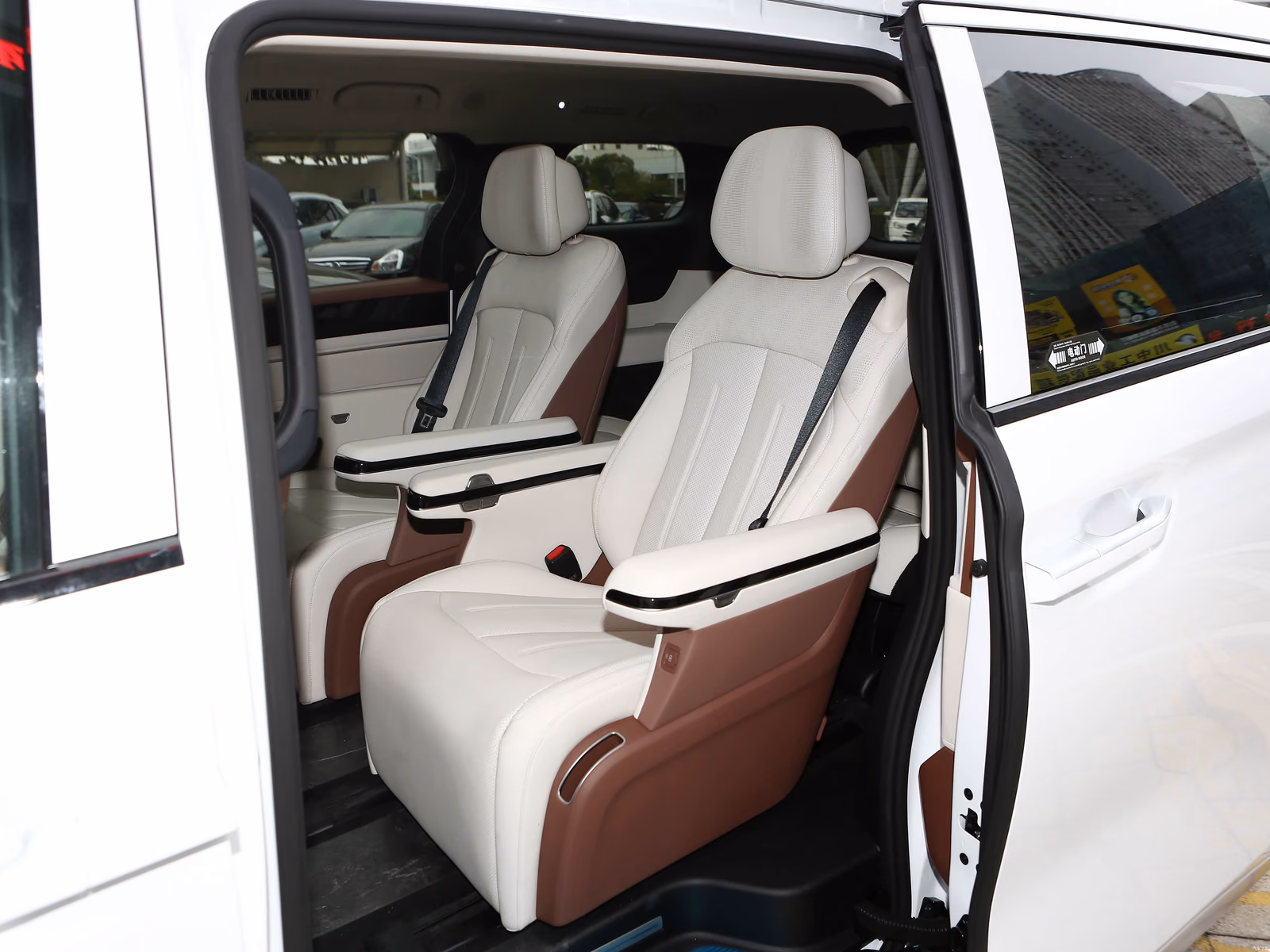 BYD Xia — капитанские кресла второго ряда