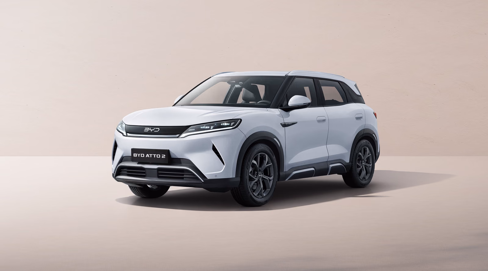 BYD Yuan UP белого цвета в три четверти