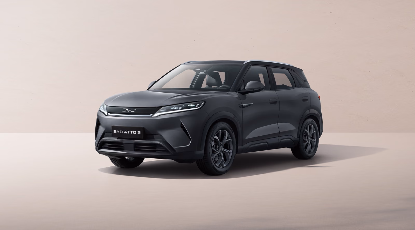 BYD Yuan UP чёрного цвета в три четверти