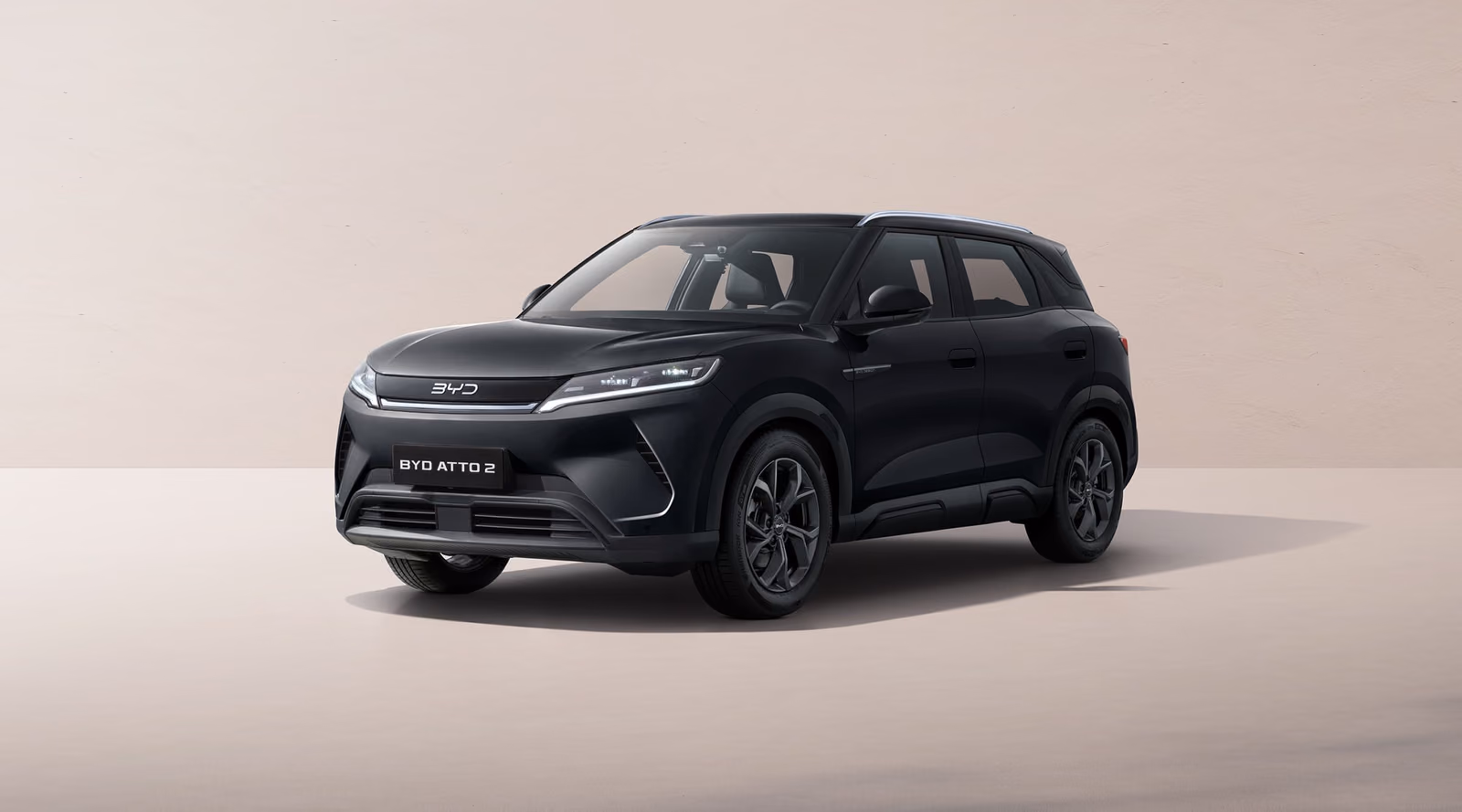 BYD Yuan UP чёрного цвета, вид сбоку спереди
