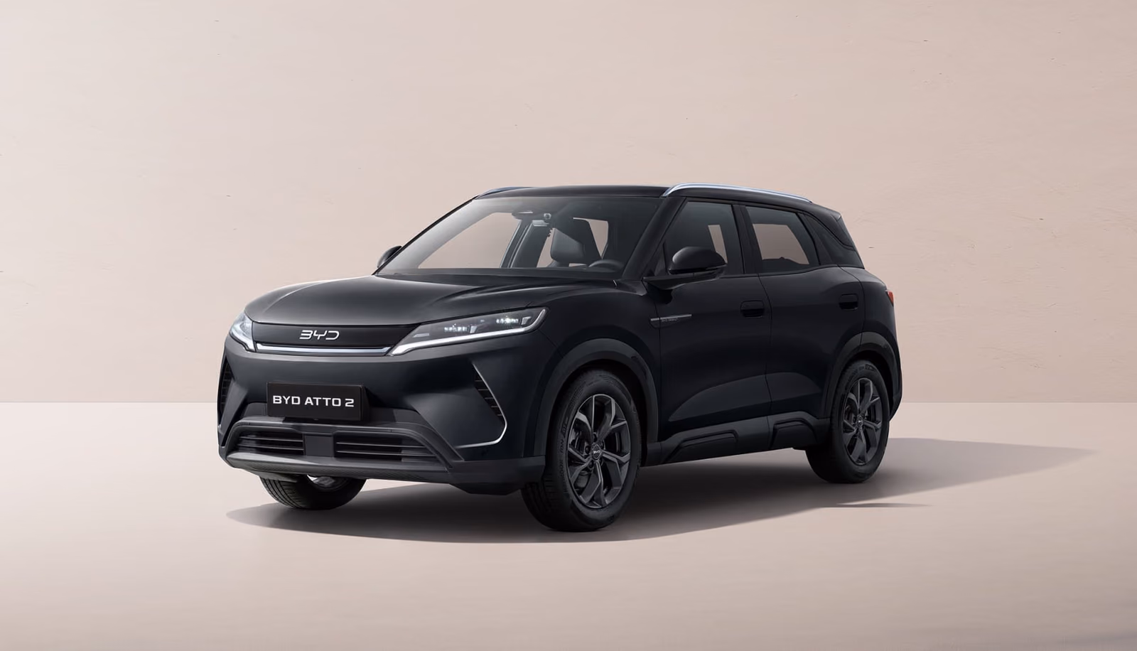 BYD Yuan UP чёрного цвета крупным планом