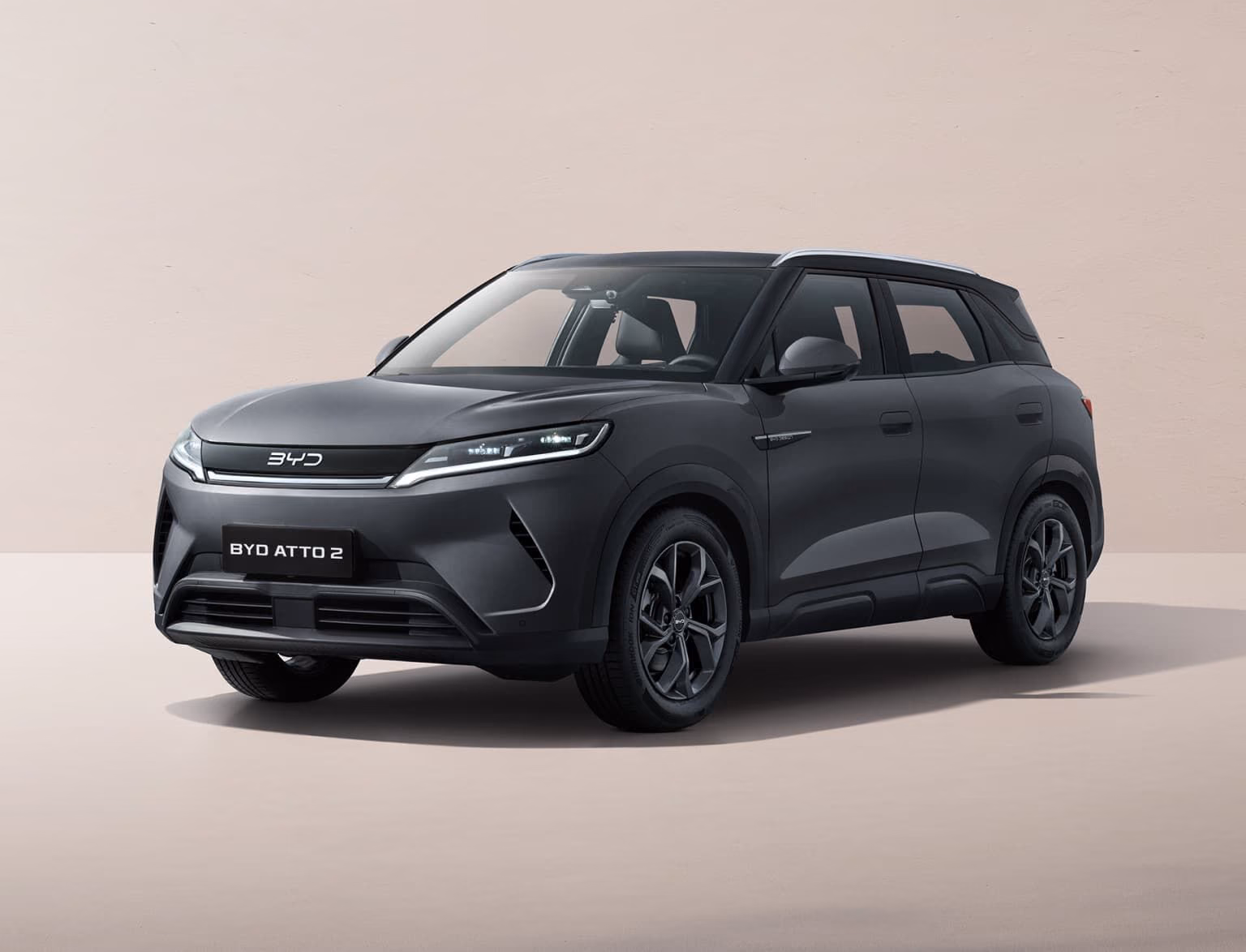 BYD Yuan UP тёмно-серого цвета в три четверти