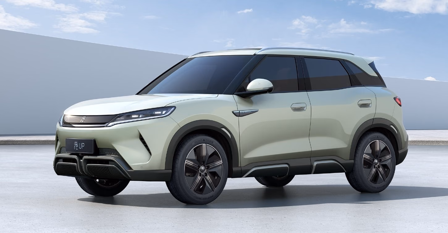 BYD Yuan Up — спереди в три четверти