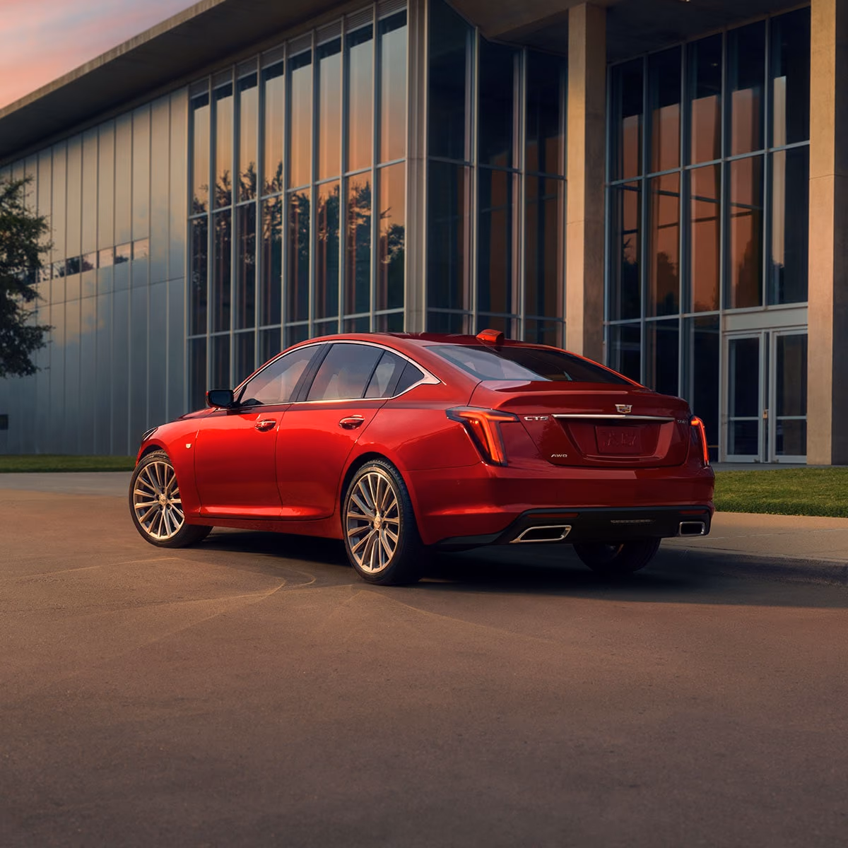 Красный Cadillac CT5 в заднем ракурсе три четверти