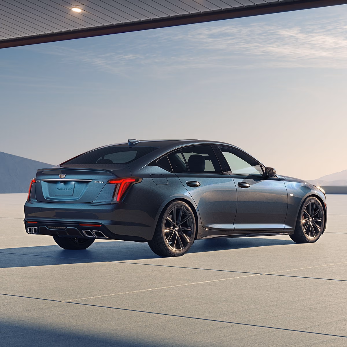 Cadillac CT5 синий металлик в заднем ракурсе