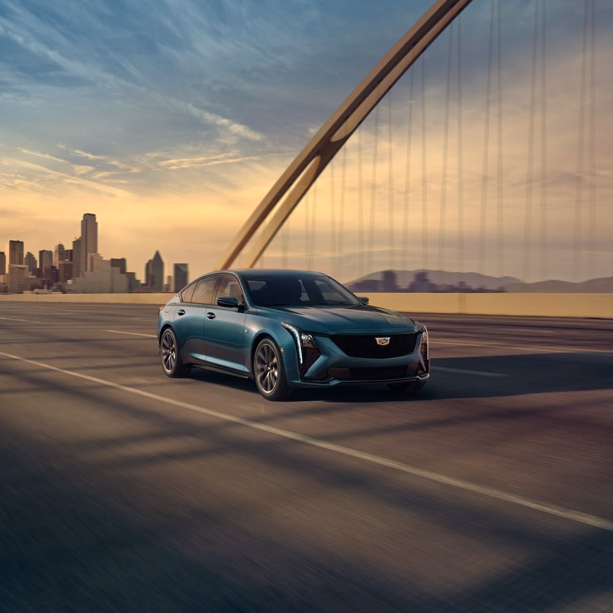 Зелёный Cadillac CT5 на фоне городского моста