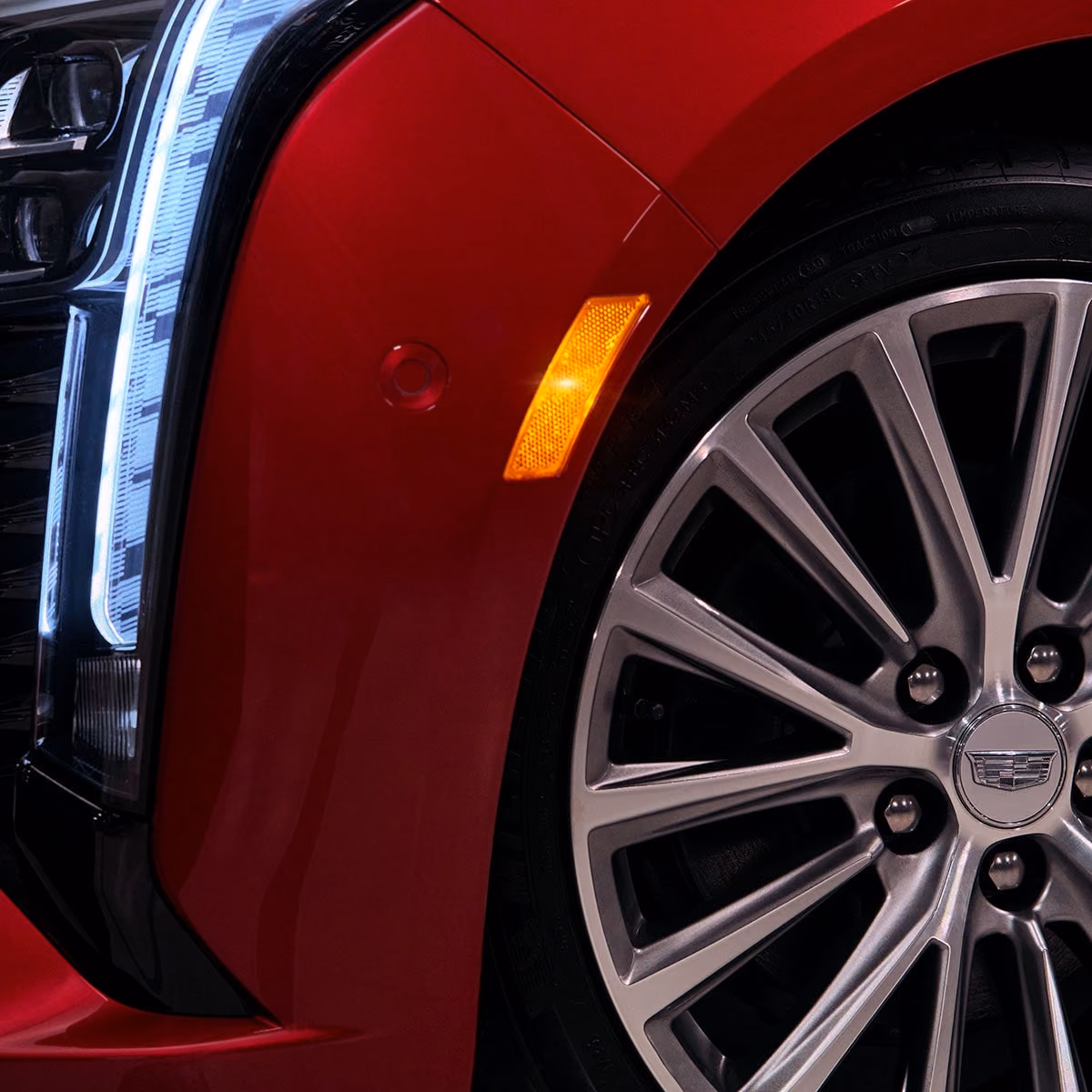 Переднее колесо и вертикальная оптика Cadillac CT5
