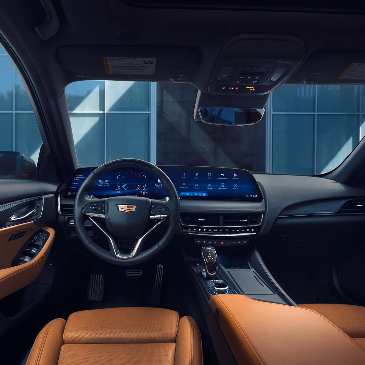 Кокпит Cadillac CT5 с изогнутой цифровой панелью