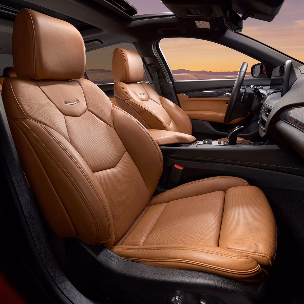 Передние кресла Cadillac CT5 со светлой отделкой