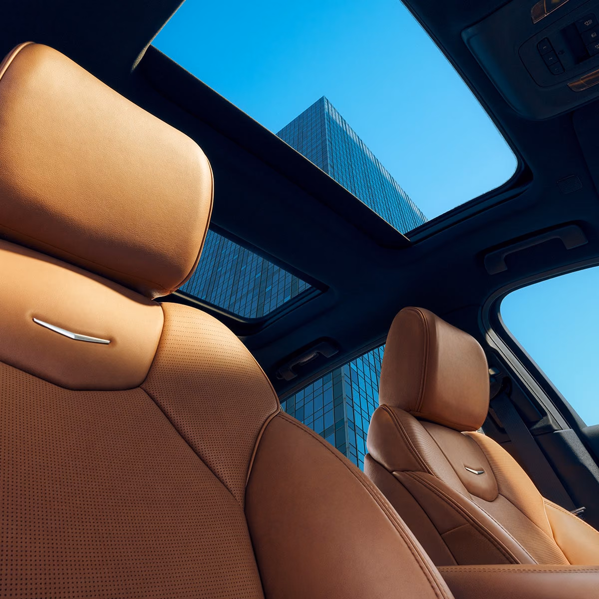 Передняя часть салона и панорамная крыша Cadillac CT5