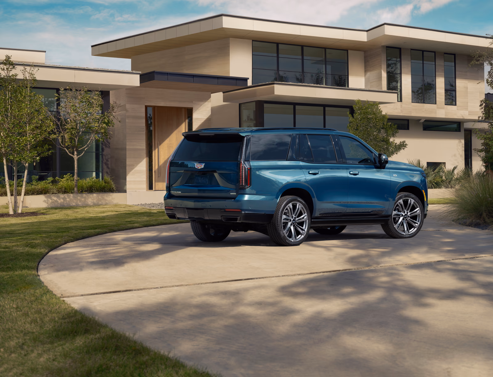 Cadillac Escalade 2025 — задняя часть в три четверти