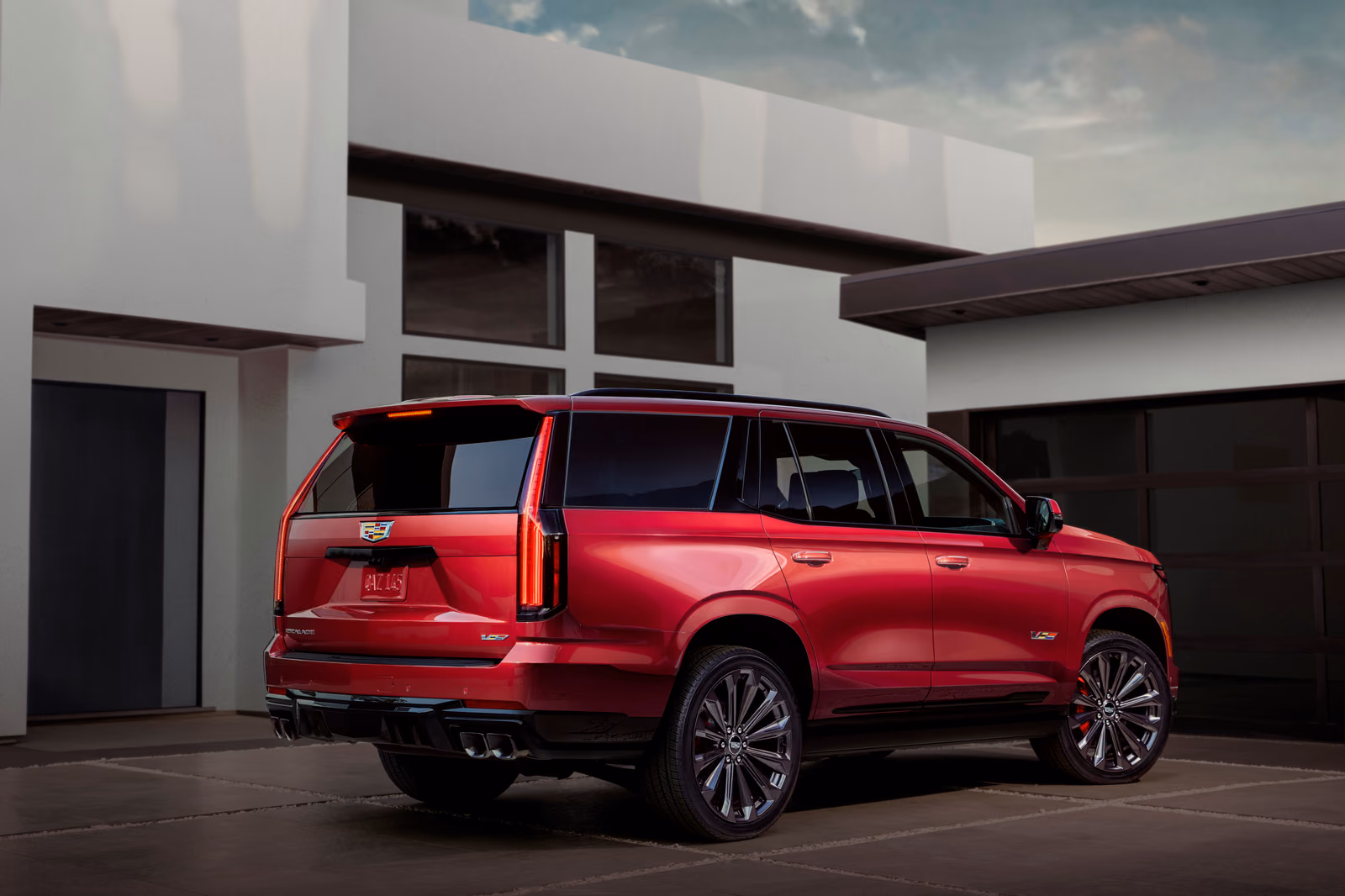 Cadillac Escalade-V 2025 — вид сзади и вертикальные фонари