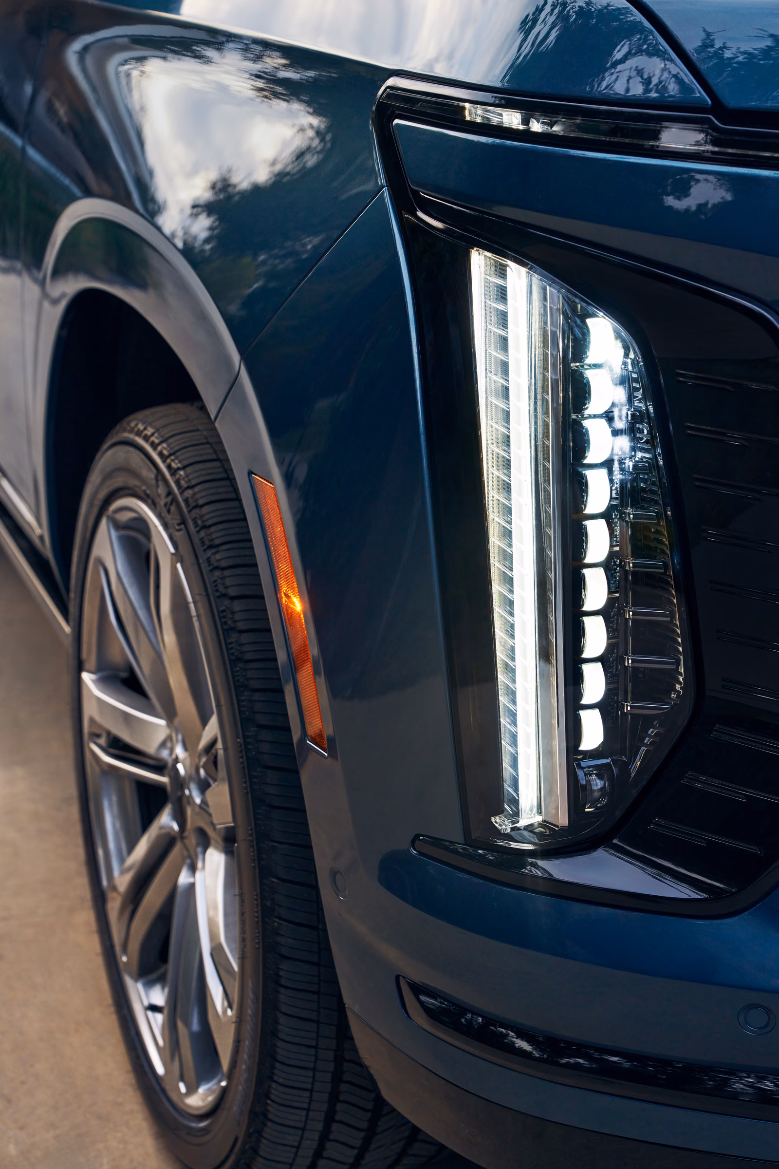 Cadillac Escalade 2025 — вертикальная светодиодная оптика