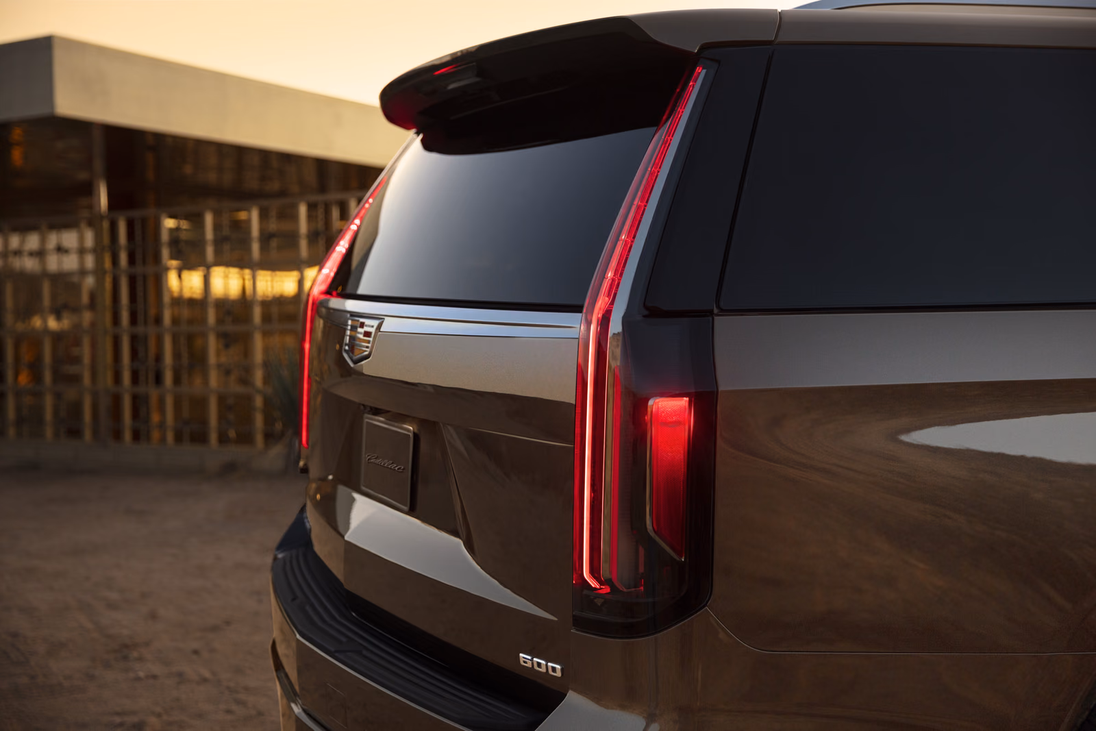 Cadillac Escalade — вид сзади в три четверти