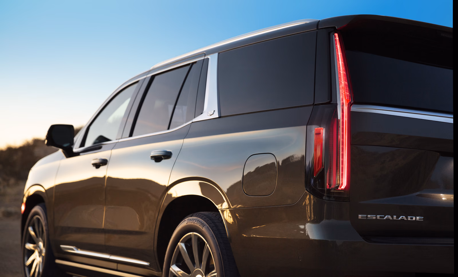 Cadillac Escalade — вид сбоку