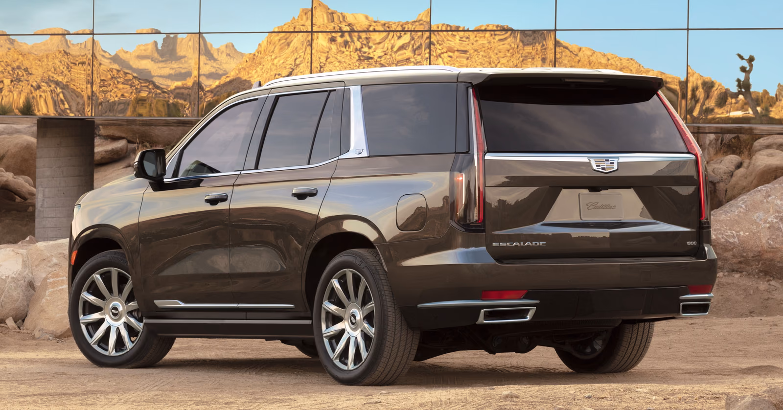 Cadillac Escalade — вид сзади