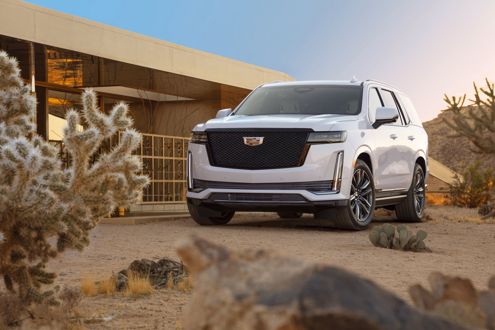 Cadillac Escalade — вид сзади в три четверти