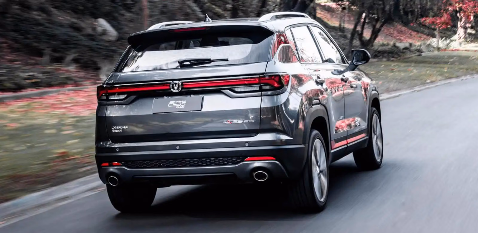 Changan CS35 Plus сзади в движении