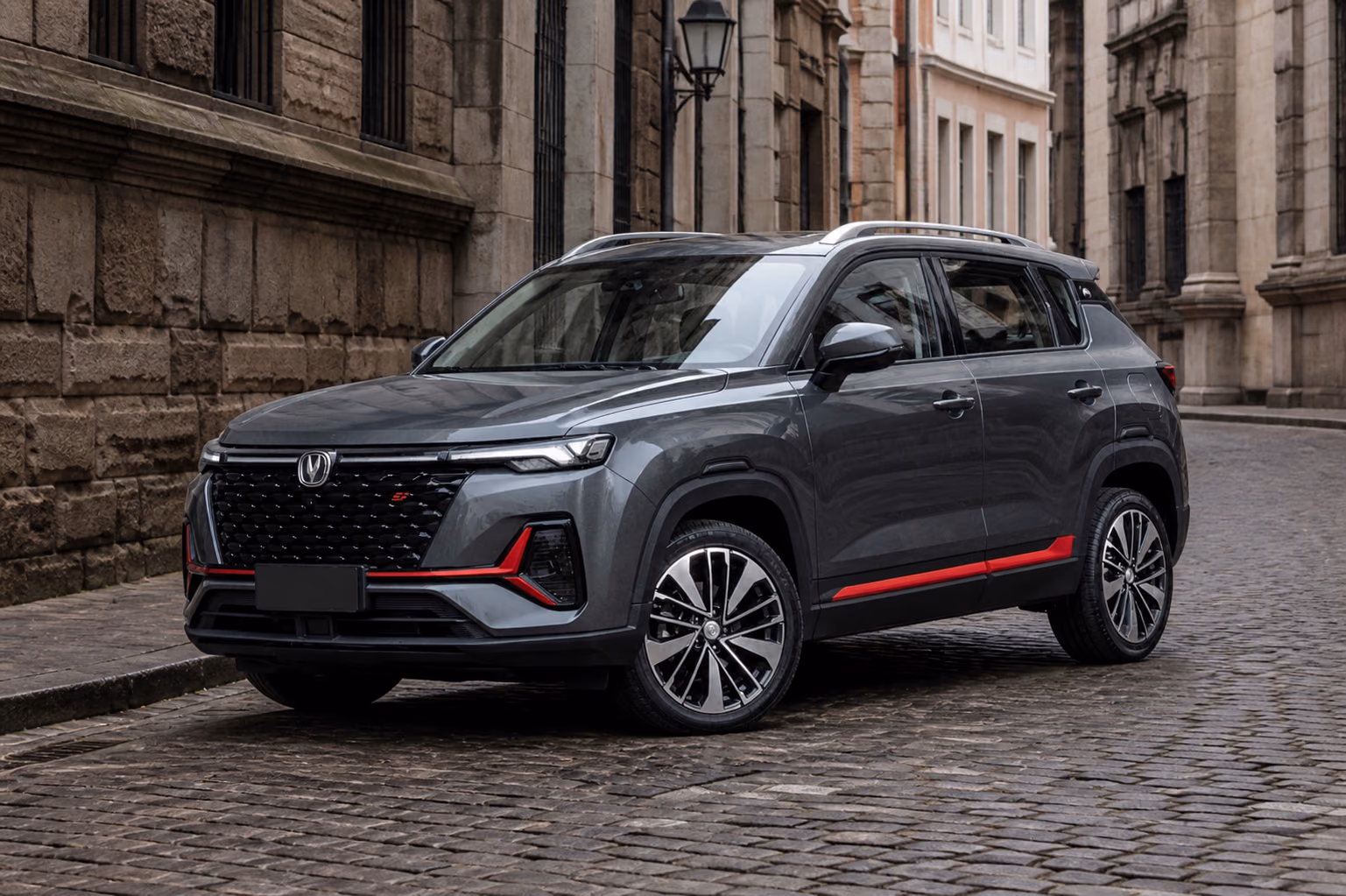 Changan CS35 Plus на узкой исторической улице