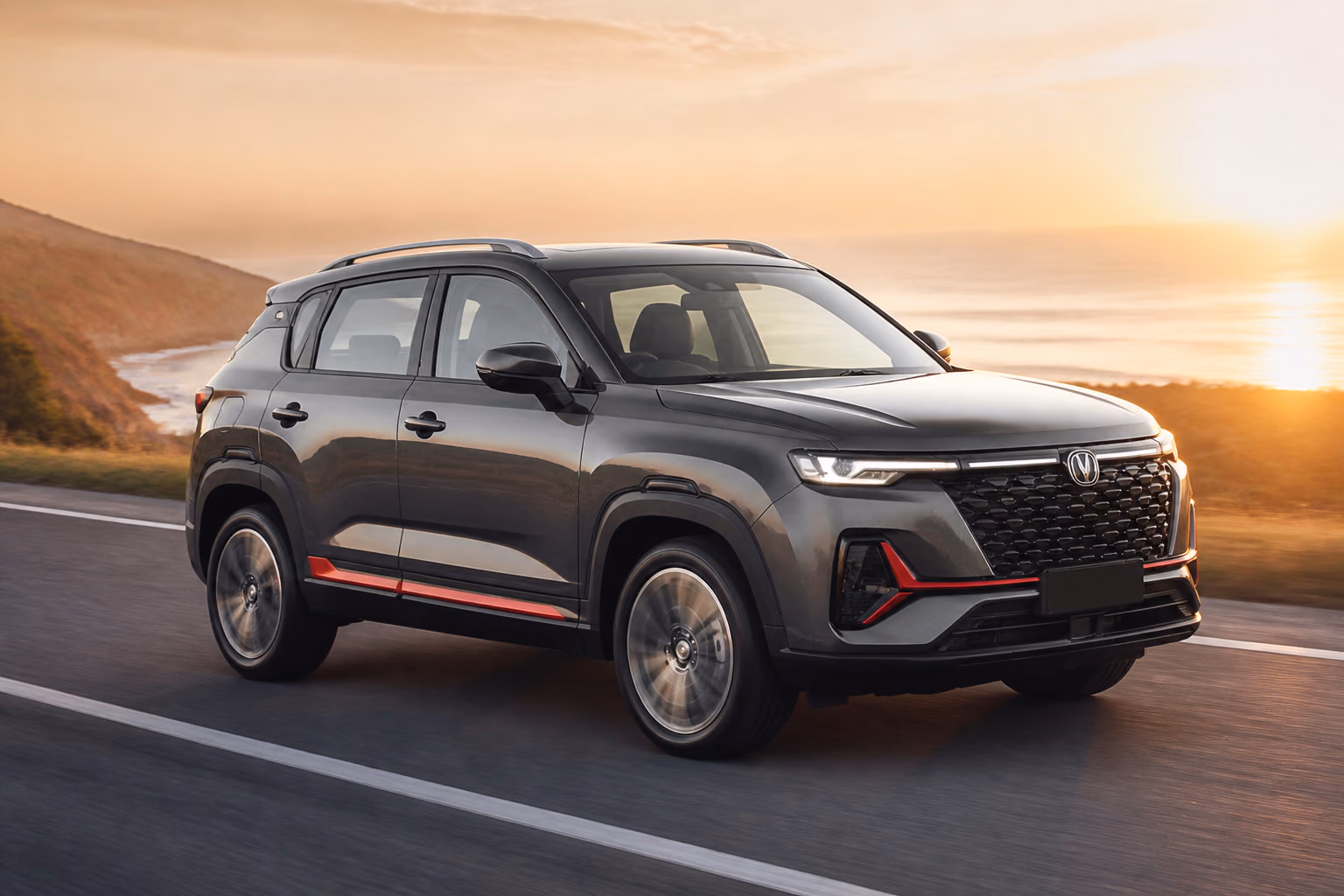 Changan CS35 Plus на прибрежной дороге в золотой час