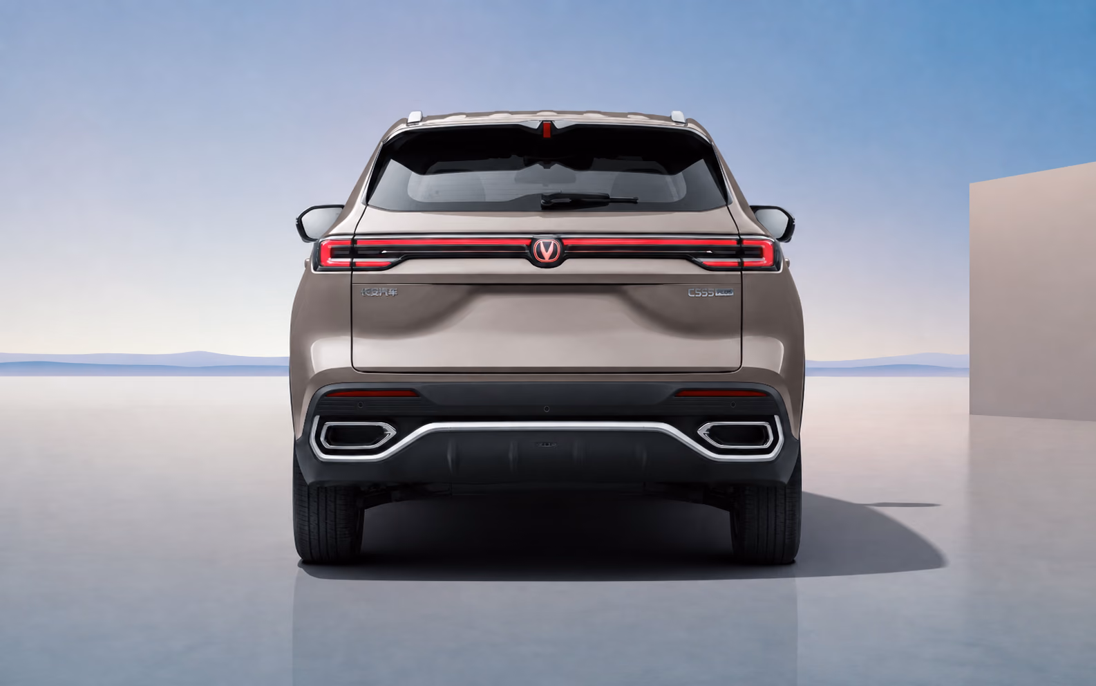 Changan CS55 Plus в нейтральной студии, вид сзади