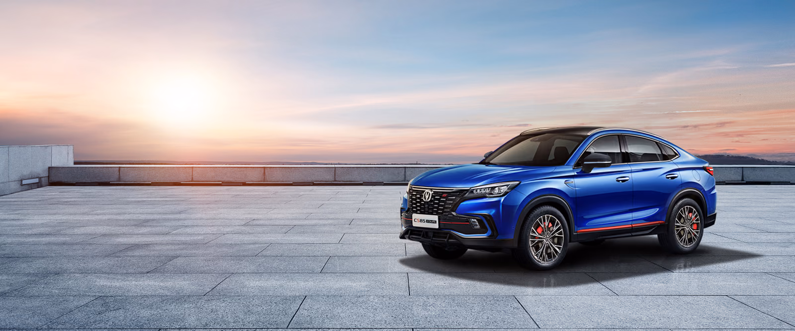 Синий Changan CS85 Coupe на открытой площадке