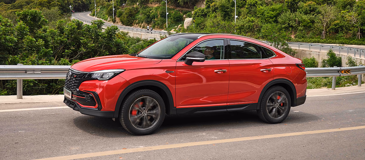 Красный Changan CS85 Coupe сбоку