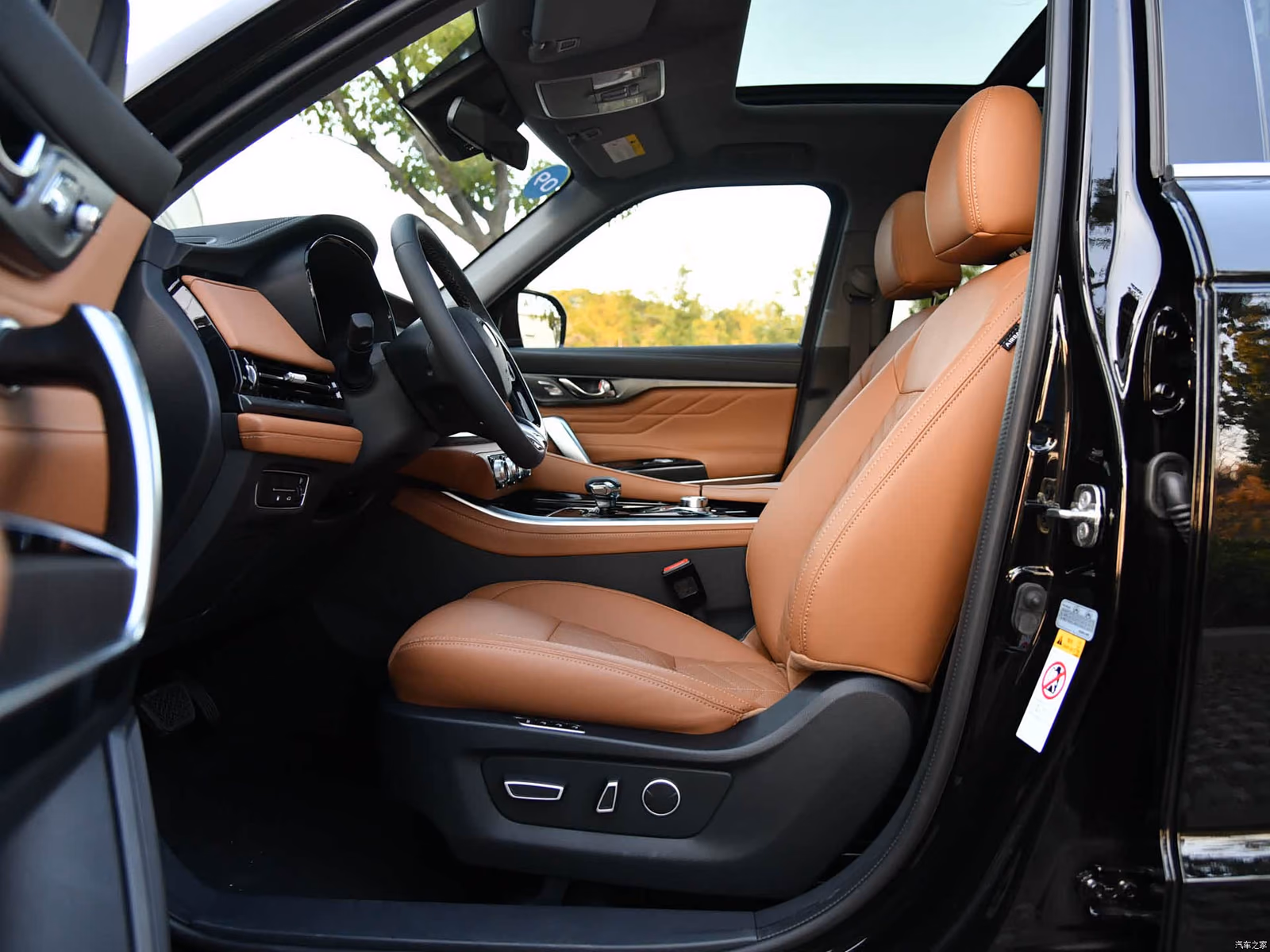 Салон Changan CS95 через открытую дверь