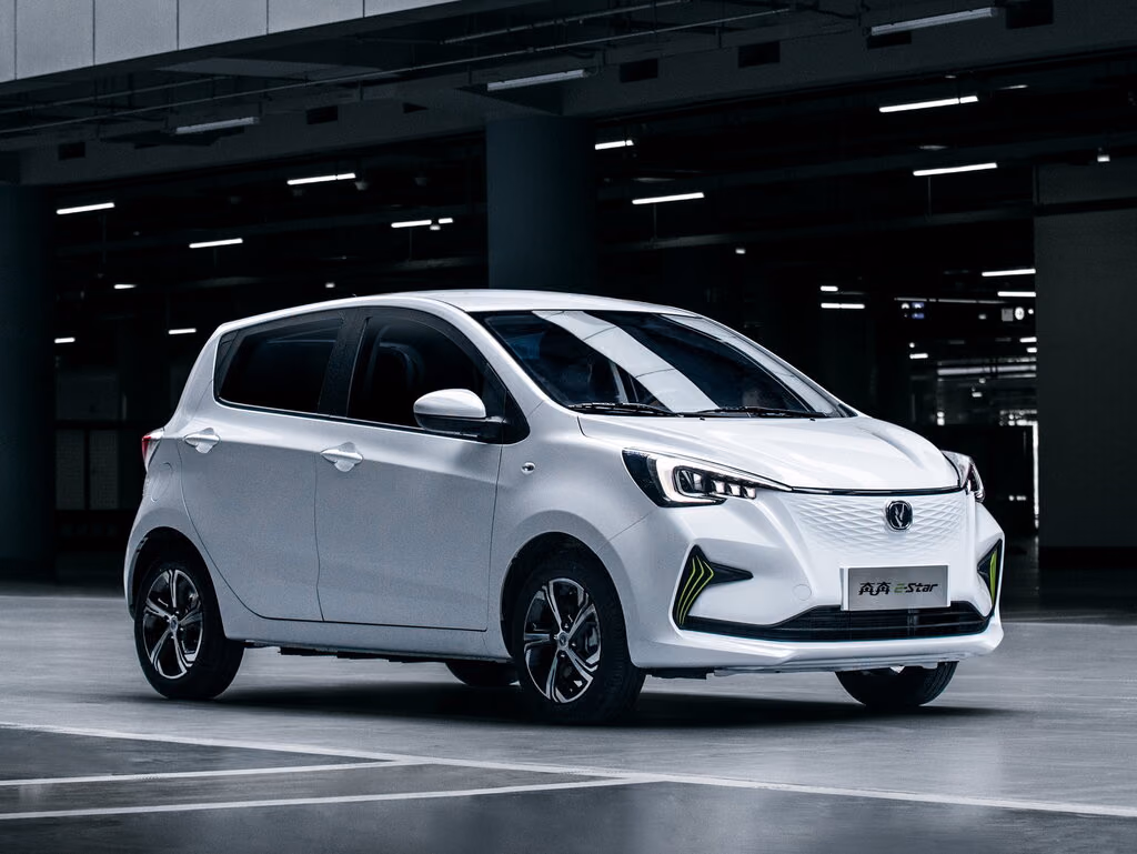 Changan E-Star — вид спереди в три четверти