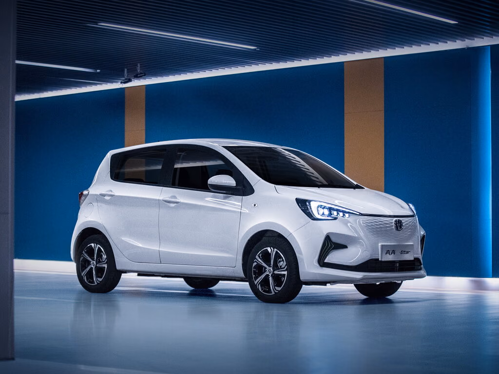 Changan E-Star — вид спереди в студии